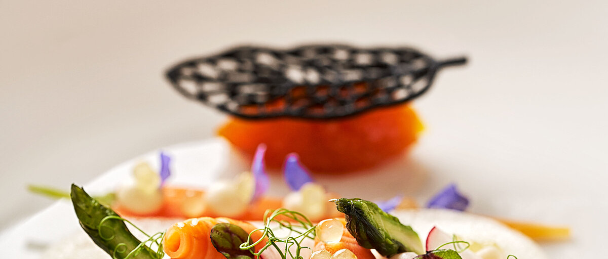 Steinbutt / fermentierte Karotte / grüner Spargel / Shimeji; Minglers Sportalm, 6365 Kirchberg bei Kitzbühel, Tirol (Austria)