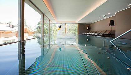 Indoor pool in wellness hotel Minglers Sportalm in Kirchberg near Kitzbühel