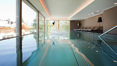 Indoor pool in wellness hotel Minglers Sportalm in Kirchberg near Kitzbühel