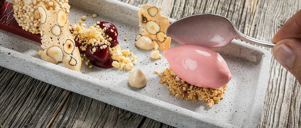 Dessert in the toque-awarded restaurant in Minglers Sportalm in Kirchberg