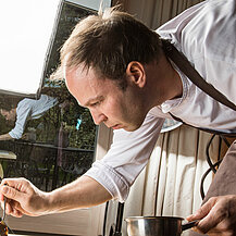 Head chef Bernhard Hochkogler preparing a meal in your gourmet hotel Minglers Sportalm