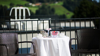 Terrace with seating options and loungers in Minglers Sportalm in Kirchberg