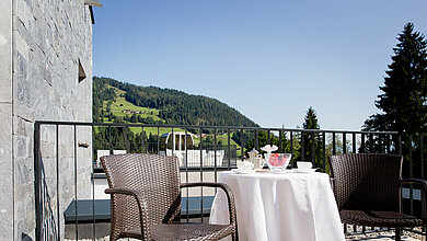 Terrace with seating options and loungers in Minglers Sportalm in Kirchberg