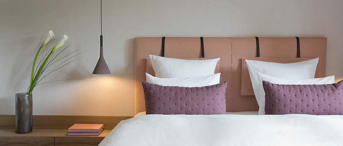 Bett im Doppelzimmer Deluxe in der Sportalm bei den Kitzbüheler Alpen