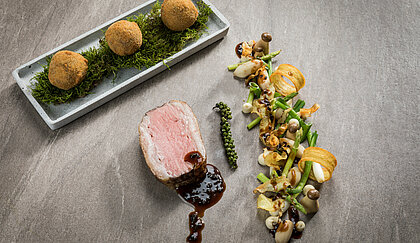 Meal with beef, asparagus and mushrooms in the toque-awarded restaurant in your sports hotel in Kitzbühel