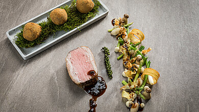 Meal with beef, asparagus and mushrooms in the toque-awarded restaurant in your sports hotel in Kitzbühel
